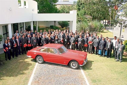 Directivos de Basso y proveedores de la cadena frente a una Ferrari 250 GTE