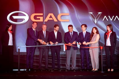 Directivos de GAC realizaron el corte de cinta inaugural.