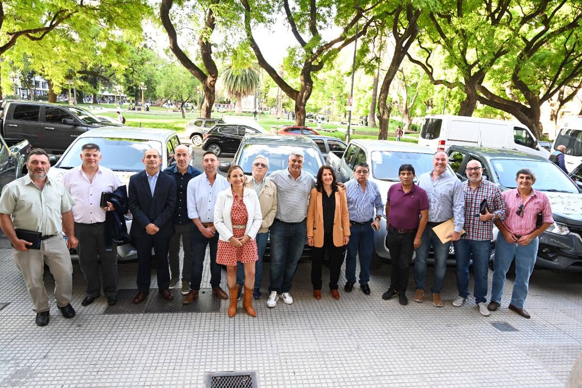 Directivos de Renatre en la entrega de camionetas