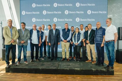 Directivos del Banco Nación juntos a funcionarios nacionales y provinciales