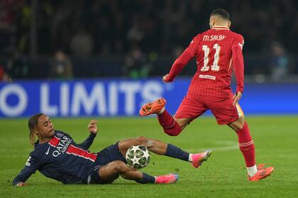 Director deportivo del PSG enfurece con el árbitro por no sancionar un penalti
