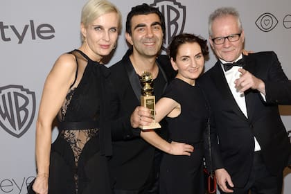 Fatih Akin, en el centro, al recibir el Golden Globe en 2018
