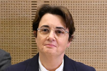 Directora del Museo del Louvre renuncia tras el robo de joyas en París