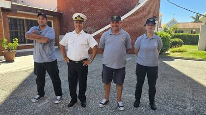 Dirige un equipo de tres funcionarios rotativos (6 en total). Con Averasturi en el centro y rodeado por Humberto Passarini, Jhon Latorre y Ximena Rosas.