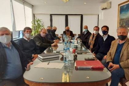 Dirigentes de Angus y del Mercado Agroganadero (MAG) luego de firmar la compra del predio