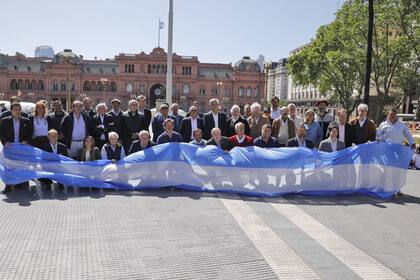 Dirigentes de entidades del campo en Plaza de Mayo para la foto de "unidad" por la democracia