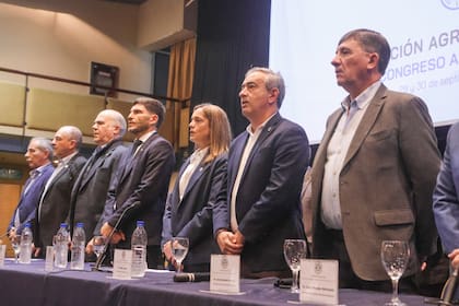 Dirigentes de Federación Agraria Argentina junto con funcionarios y autoridades durante el Congreso Anual Ordinario de la entidad
