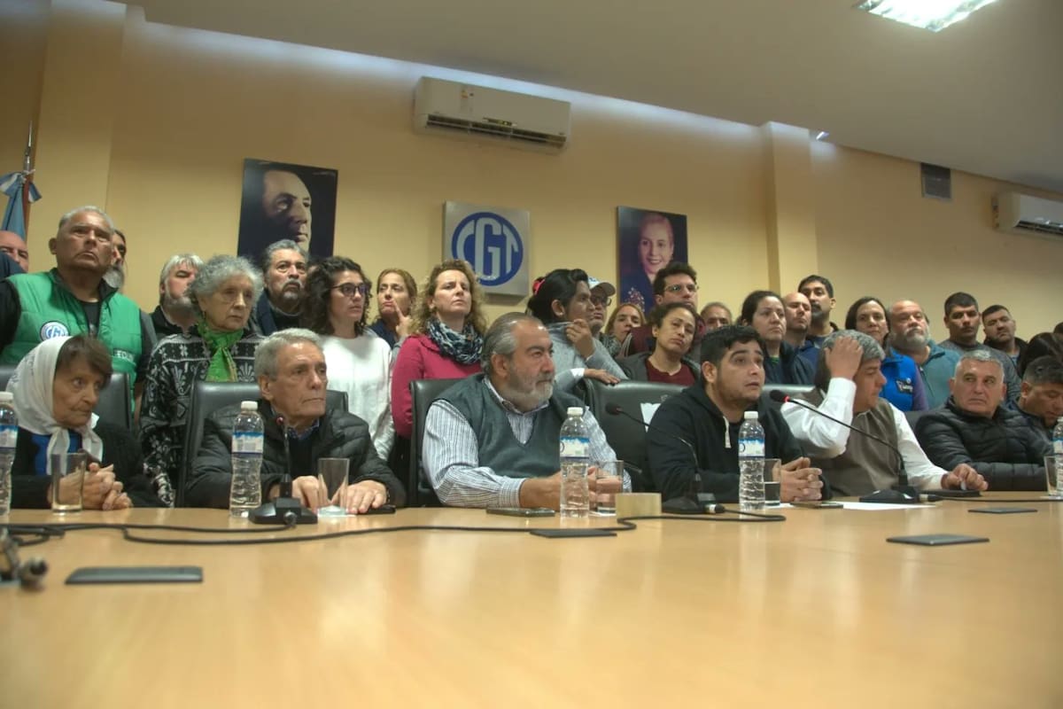 Dirigentes de la CGT y la UTEP, el lunes, en una reunión para anunciar la movilización del miércoles por el Día de San Cayetano
