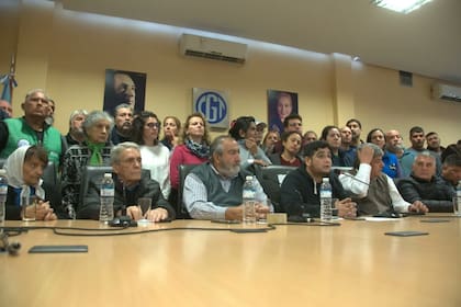 Dirigentes de la CGT y la UTEP, el lunes, en una reunión para anunciar la movilización del miércoles por el Día de San Cayetano