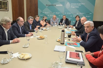 Dirigentes de la Mesa de Enlace con el ministro de Agricultura, Julián Domínguez, y funcionarios de la cartera