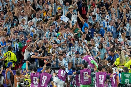 Dirigentes de la oposición se manifestaron contra la prohibición de llevar banderas de Malvinas al partido contra Inglaterra.
