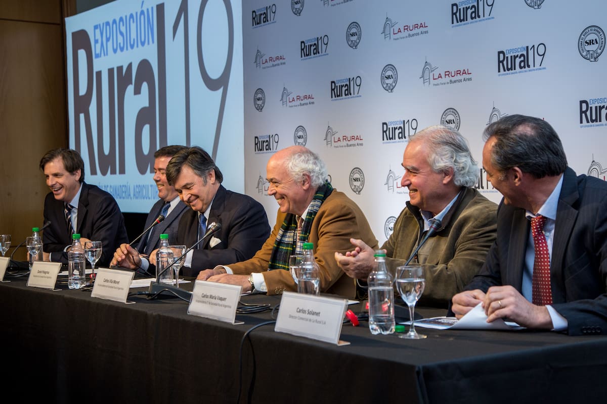 Dirigentes de La Rural SA y el presidente de la Sociedad Rural Argentina, Daniel Pelegrina.