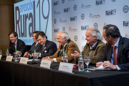 Dirigentes de La Rural SA y el presidente de la Sociedad Rural Argentina, Daniel Pelegrina.