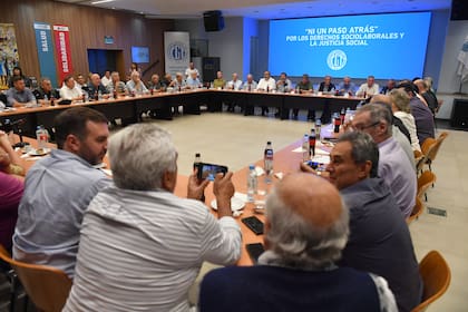 Dirigentes gremiales mantenían esta tarde una reunión en la sede de la Unión Obrera de la Construcción de la República Argentina (UOCRA) para definir las medidas que tomarán ante el Decreto de Necesidad y Urgencia que anunció anoche el presidente Javier Milei