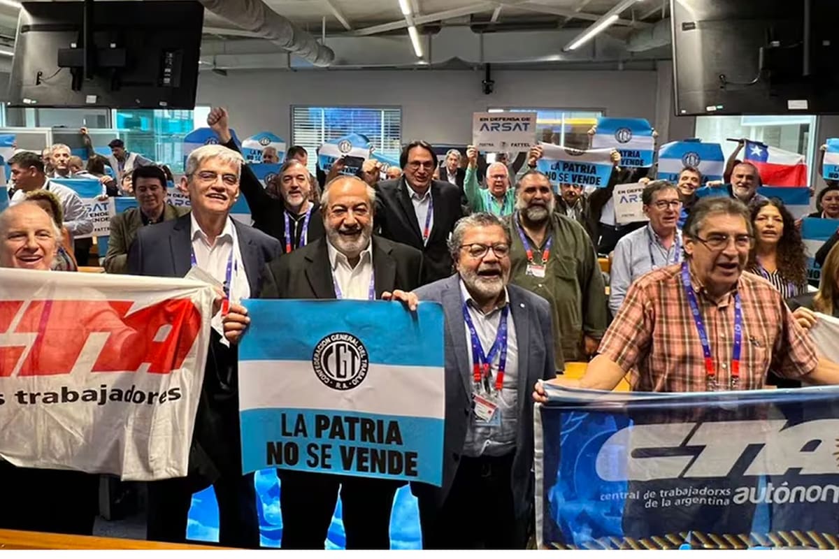 Dirigentes sindicales de la CGT y la CTA en la cumbre de la OIT, el año pasado, con consignas en contra del gobierno de Javier Milei