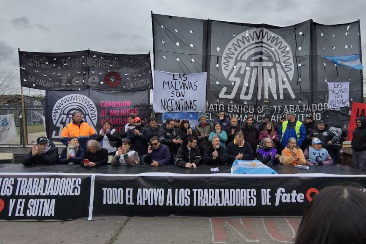 Dirigentes sindicales frente a la fábrica FATE, en Victoria, San Fernando, este martes