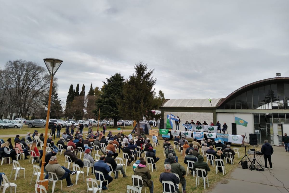 Dirigentes y productores de la cadena de la carne reclamaron el fin del cepo a la exportación en una reunión en la Sociedad Rural de Olavarría. Foto Carbap