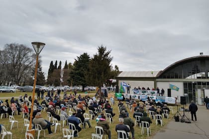 Dirigentes y productores de la cadena de la carne reclamaron el fin del cepo a la exportación en una reunión en la Sociedad Rural de Olavarría. Foto Carbap
