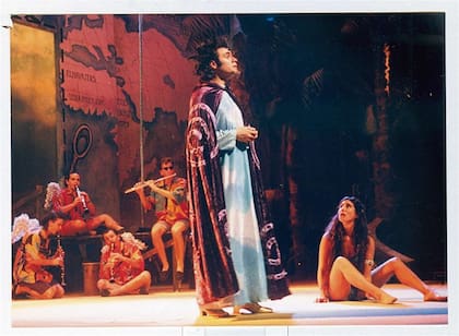 Dirigida por Claudio Hochman (1997-98-99) - En versión para toda la familia, con Julia Calvo, Daniel Casablanca, Marcelo Xicarts, Matías Hacker, Esteban Pico, Pablo Schapira y Marina Seresesky