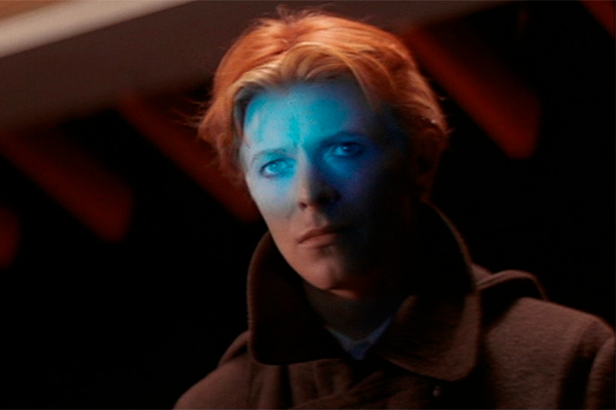 Dirigida por Nicolas Roeg, El hombre que cayó a la Tierra se convirtió en la primera -y posiblemente, la mejor- película que protagonizó David Bowie