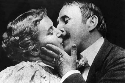 Dirigida por William Heise, la película muda The kiss (1896) plasmó el comienzo del cine de temática amorosa