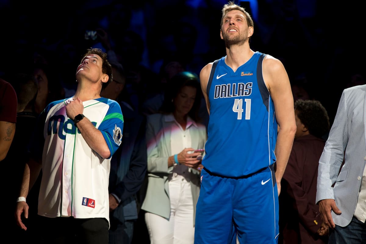 Dirk Nowitzki junto con Mark Cuban, el dueño de los Mavericks, la noche en la que anunció su retiro