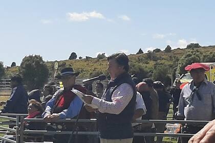 Disconforme con las primeras decisiones del Gobierno y con lo que juzga falta de respuesta, la Mesa de Enlace se reunirá en estos días; el presidente de la Rural dio ayer en Bariloche un discurso muy crítico