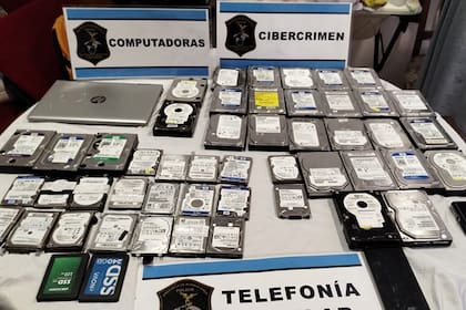 Discos rígidos incautados con material digital ilícito