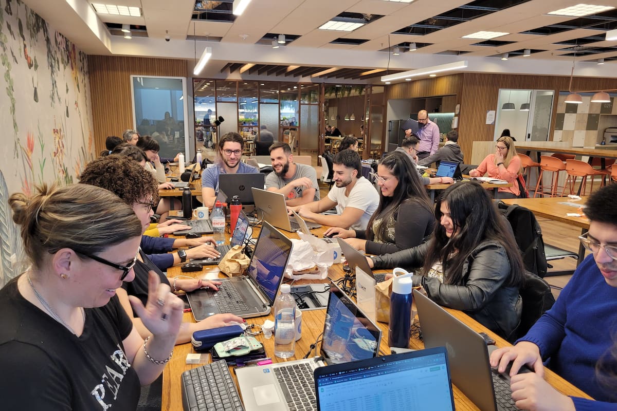 Discoverit.store funciona gracias a los equipos especializados que se encargan de la logística, el análisis de datos y el soporte, entre otras cosas