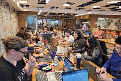 Discoverit.store funciona gracias a los equipos especializados que se encargan de la logística, el análisis de datos y el soporte, entre otras cosas