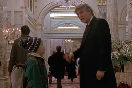“Disculpe, ¿dónde está el vestíbulo?“, le pregunta Mac Allister (Macaulay Culkin) a Donald Trump en la escena que recorrió el mundo
