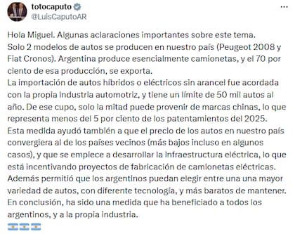 Discusión entre Caputo y Pichetto en X por el ingreso de autos chinos a la Argentina