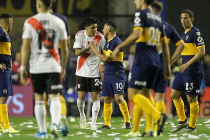 Discusión entre Enzo Pérez y Carlos Tevez, durante uno de los tantos superclásicos eliminatorios del siglo XXI; en esta caso, la semifinal de la Copa Libertadores 2019