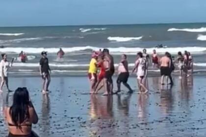 Discusión y pelea entre un hombre y un guardavidas en la zona sur de Playa Unión, en Chubut