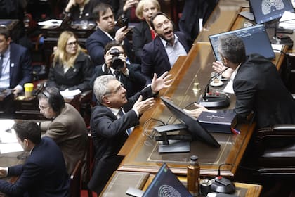 Discusiones con el Presidente de la Cámara baja, Martín Menem, durante la votación sobre la reforma del Banco Central realizada en el Congreso a fines de agosto