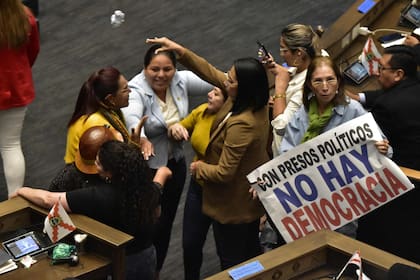 Discusiones previas a los golpes en el Parlamento de La Paz