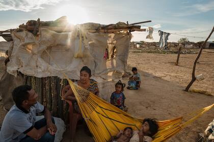 Diseida Atensio, una wayuu venezolana con su familia recién llegada a Uribia