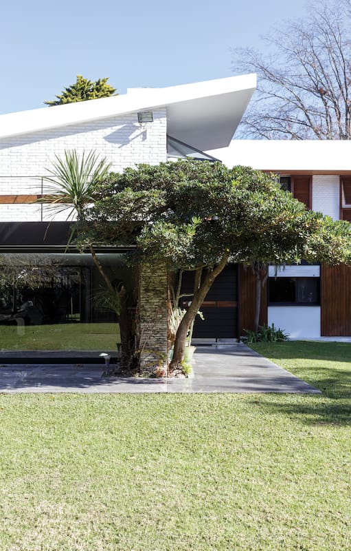 Casa diseñada en 1954 por el arquitecto Hirsz Rotzait con techo mariposa y solados de piedra laja y paños de madera.