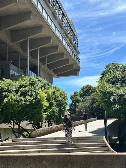 Diseñada por Clorindo Testa junto a Francisco Bullrich y Alicia Cazzaniga, la Biblioteca Nacional se inauguró en 1993 y fue declarada Monumento Histórico Nacional en 2019. En su corazón, se encuentra el café de Paula Roldán.