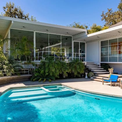 Diseñada por el arquitecto Neil M. Johnson en 1960 y remodelada por el aclamado diseñador Mark Haddawy, la propiedad tiene una gran estructura de acero y vidrio en forma de L