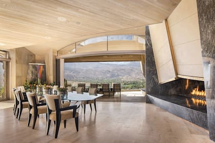 Diseñada por Guy Dreier, la casa redefine el concepto de “vida interior-exterior”
