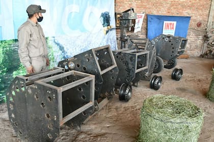Diseñada por investigadores del INTA, la rotoenfardadora de arrastre compacta permite la obtención de rollos de hasta 40 kilos, según el tipo de pasturas