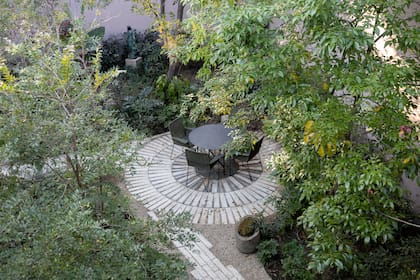Diseñado como fondo visual y espacio de convivencia, este jardín se completa con una iluminación tenue y un sistema de riego inteligente que refuerzan su carácter de refugio, celebrando la vida y el bienestar.