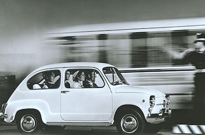 Diseñado en 1951 por Dante Giacosa, el Fiat 600 d tenía peso y dimensiones casi iguales a su antecesor, el Fiat 500 c, pero su precio a la venta se fijó por debajo.