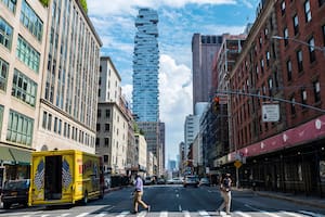 Diseñado por el estudio suizo Herzog & de Meuron, el edificio se caracteriza por su silueta escalonada y fragmentada