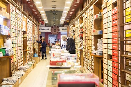 Diseñadores de moda y fabricantes de grandes marcas tienen a Botonera Lavalle entre sus tiendas preferidas.