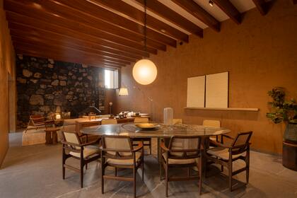 “Diseñamos esta casa como un refugio sobrio y cálido, donde cada pieza, atemporal y esencial encuentra su lugar. Una atmósfera silenciosa que habla de materia, permanencia y calma”, nos dijeron los arquitectos.