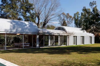 “Diseñamos un sistema de paneles corredizos que pueden actuar como parasoles o cubrir por completo la fachada”, explica el arquitecto Carlos Galíndez sobre esta casa de fin de semana en Escobar, pensada para abrirse y cerrarse con facilidad según las necesidades de sus dueños.