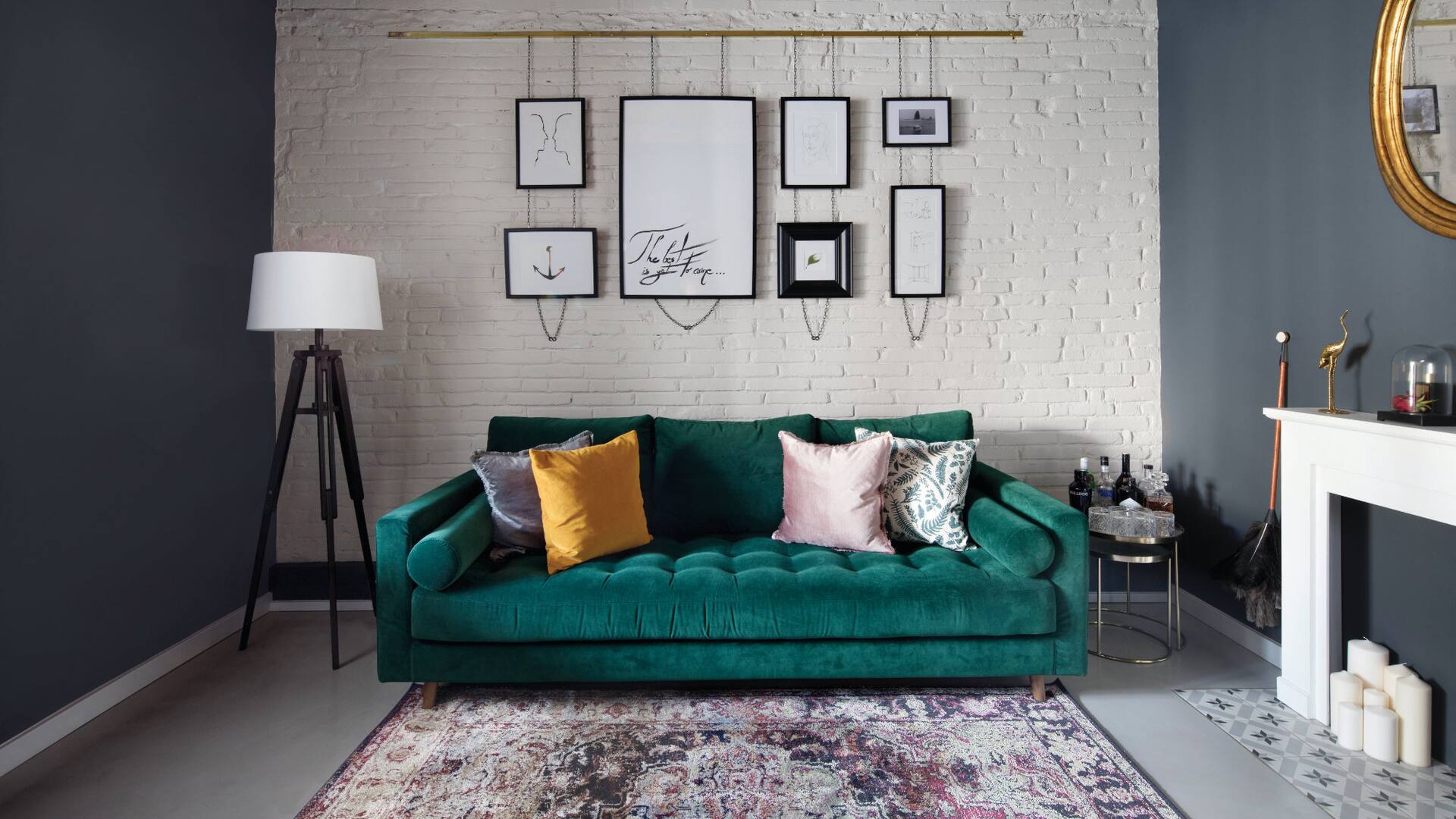 “Diseñé el sofá y lo tapicé en pana verde porque me gusta cómo combina con el gris. A la idea de los cuadros la tomé del club Soho House de Barcelona. Quedan bien sobre los ladrillos, que pinté de blanco iluminar este living cerrado”, dice Paulo.