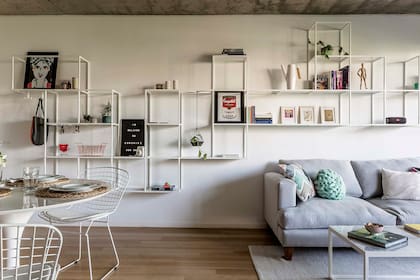 “Diseñé la biblioteca para que tomara toda la pared: comienza como un recibidor, donde cuelgo la cartera, y luego se eleva para exhibir los objetos que dan color".